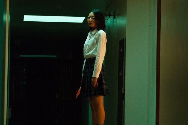 制服姿の武田玲奈、包丁片手に血まみれ…！『人狼ゲーム　インフェルノ』場面写真（5枚目）