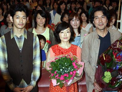 小林聡美（中央）に惚れ込んでいる様子の役所広司（右）と瑛太