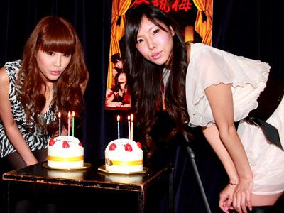 （左から）上原カエラ、早川瀬里奈、現場では欲求不満？　くしくしくも誕生日が2月なのでバースデーケーキを！