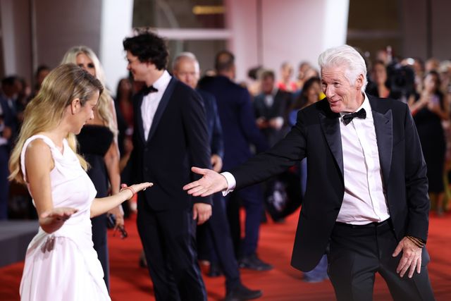 第81回ベネチア映画祭でのリチャード・ギア＆アレハンドラ・シルヴァ（7枚目）