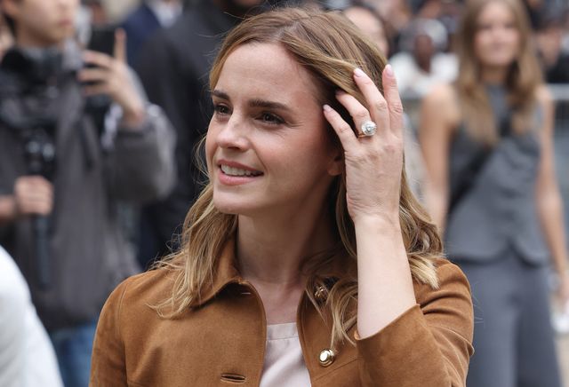 左手薬指の指輪が注目の的！ - パリコレでのエマ・ワトソン