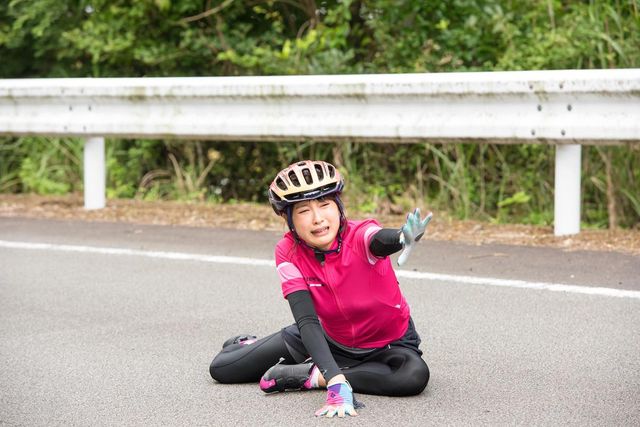 土屋太鳳が間宮祥太朗の方をギロッ…映画『トリガール！』場面写真：フォトギャラリー