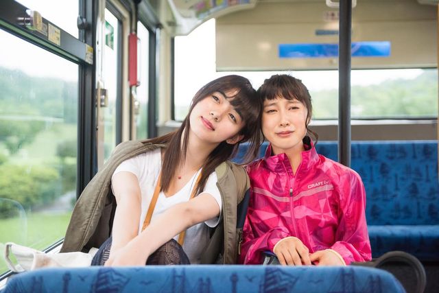 土屋太鳳が間宮祥太朗の方をギロッ…映画『トリガール！』場面写真（2枚目）