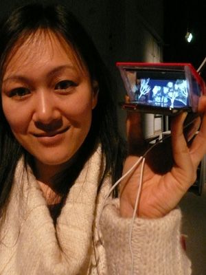 写真からも立体映像になっていることがわかります-ゲスト・キュレーターを務める日本人アーティスト上田麻希さん