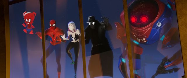 『スパイダーマン：スパイダーバース』のスパイダーマン・ノワール（右から二番目）