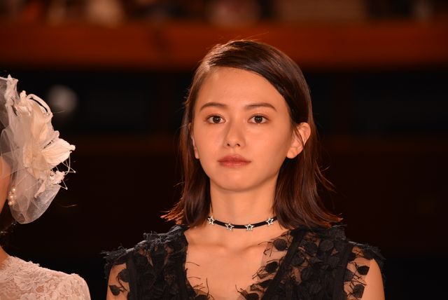 美しすぎる…！平祐奈＆山本舞香がそろって登場『未成年だけどコドモじゃない』完成披露（6枚目）