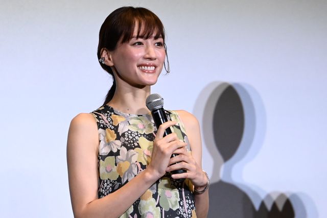 美しすぎる綾瀬はるか！華やかなドレスで魅了『野生の島のロズ』公開記念舞台あいさつ：フォトギャラリー