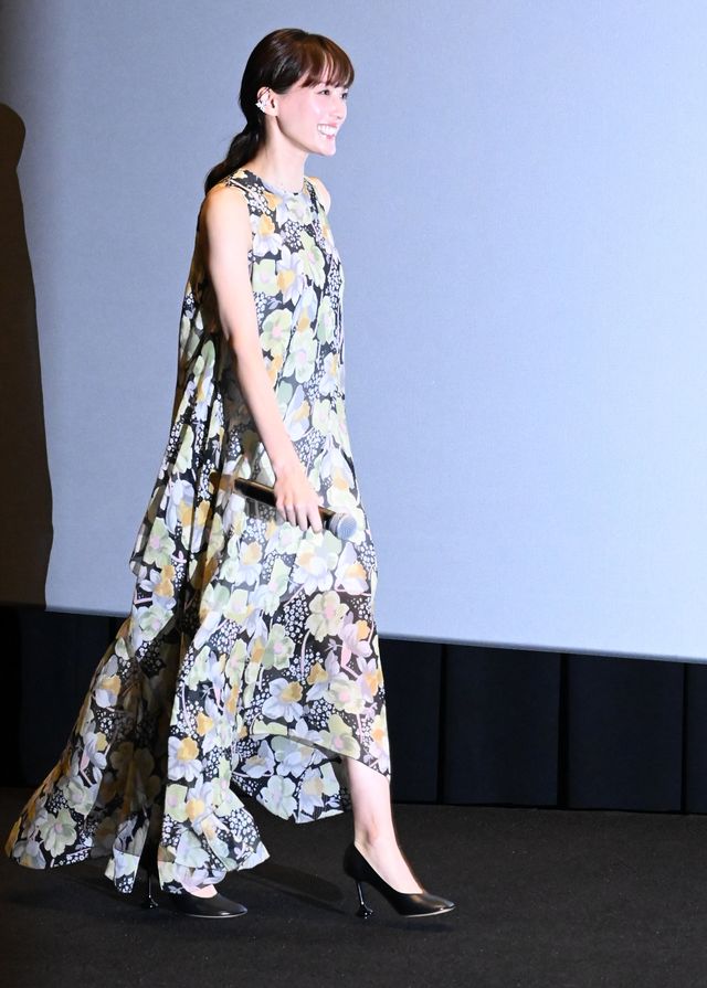 美しすぎる綾瀬はるか！華やかなドレスで魅了『野生の島のロズ』公開記念舞台あいさつ（2枚目）