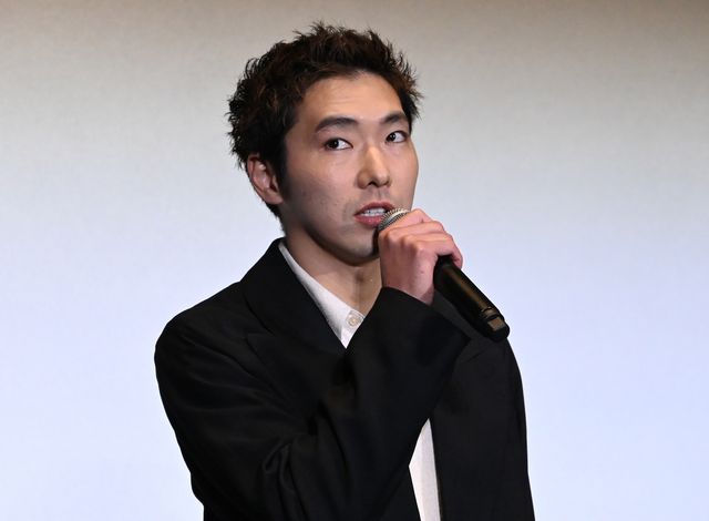 美しすぎる綾瀬はるか！華やかなドレスで魅了『野生の島のロズ』公開記念舞台あいさつ（8枚目）