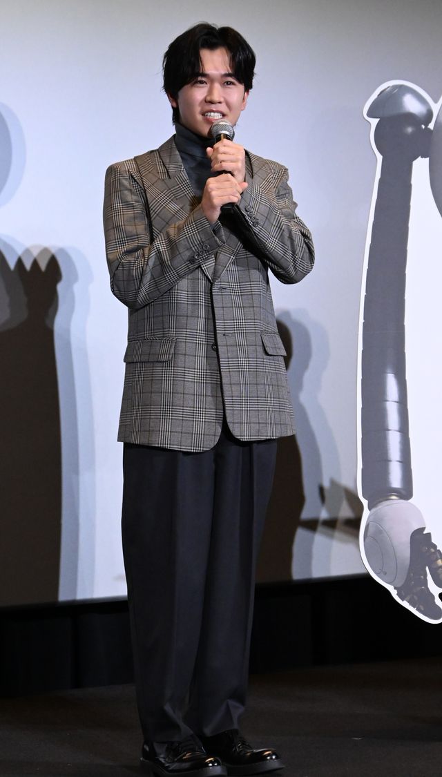 美しすぎる綾瀬はるか！華やかなドレスで魅了『野生の島のロズ』公開記念舞台あいさつ（10枚目）