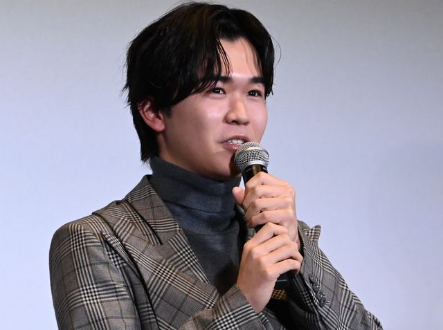 美しすぎる綾瀬はるか！華やかなドレスで魅了『野生の島のロズ』公開記念舞台あいさつ（11枚目）