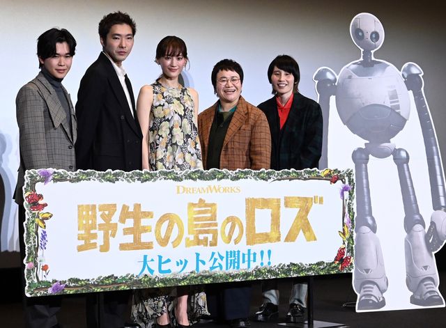 美しすぎる綾瀬はるか！華やかなドレスで魅了『野生の島のロズ』公開記念舞台あいさつ（16枚目）