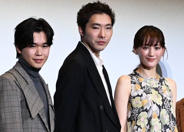 美しすぎる綾瀬はるか！華やかなドレスで魅了『野生の島のロズ』公開記念舞台あいさつ（17枚目）