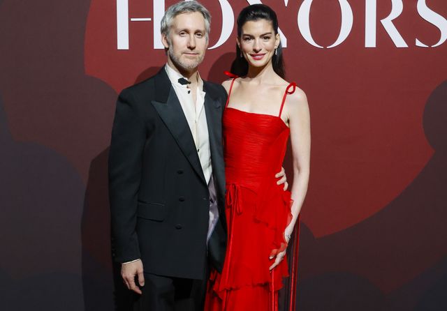 2025年WWDオナーズ授賞式でのアダム・シュルマン＆アン・ハサウェイ夫妻