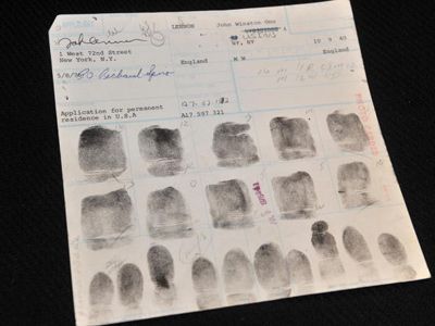 こちらがジョン・レノンの指紋カード