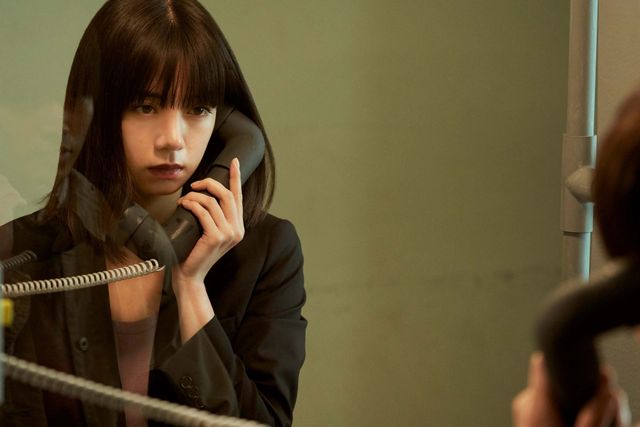 池田エライザがスーツ姿の“先輩”に！『真夜中乙女戦争』場面カット：フォトギャラリー