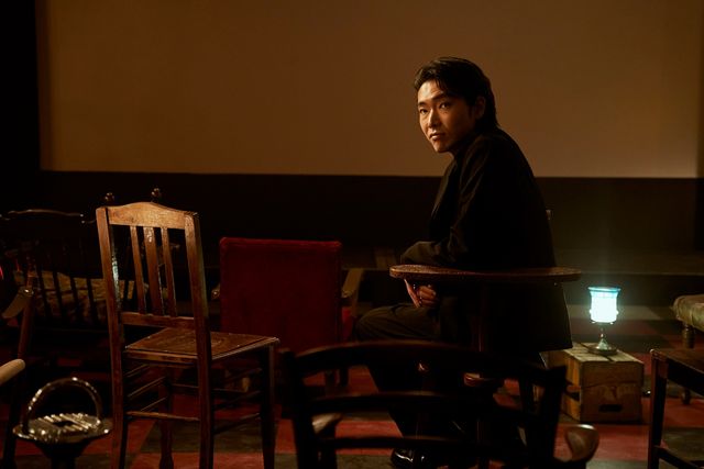 池田エライザがスーツ姿の“先輩”に！『真夜中乙女戦争』場面カット（2枚目）