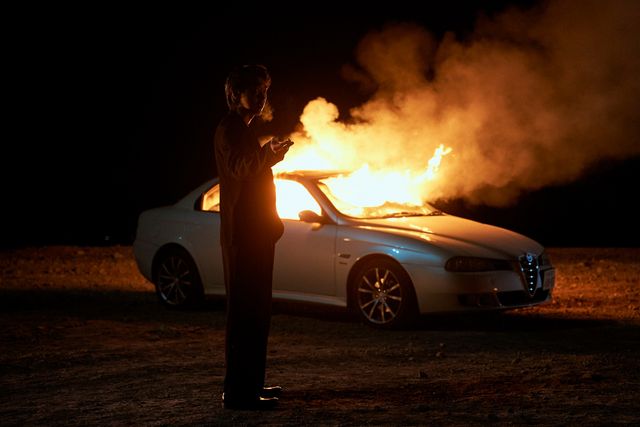 池田エライザがスーツ姿の“先輩”に！『真夜中乙女戦争』場面カット（3枚目）