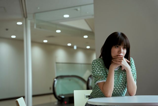 池田エライザがスーツ姿の“先輩”に！『真夜中乙女戦争』場面カット（4枚目）