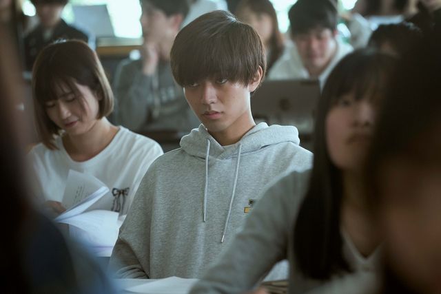 池田エライザがスーツ姿の“先輩”に！『真夜中乙女戦争』場面カット（5枚目）