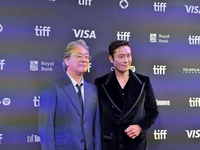 画像はトロント国際映画祭でのパク・チャヌク監督＆イ・ビョンホン