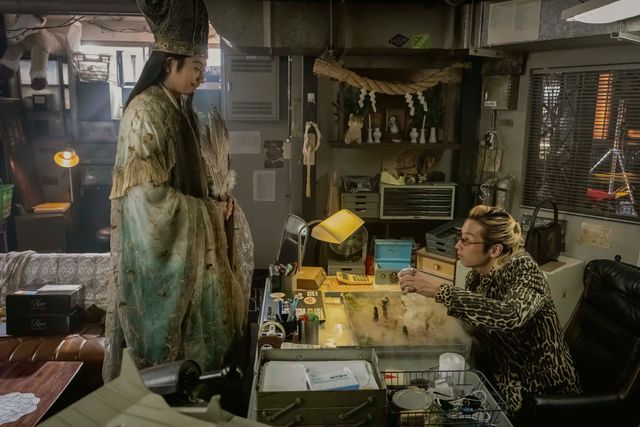 ドラマ「パリピ孔明」第1話場面カット（4枚目）