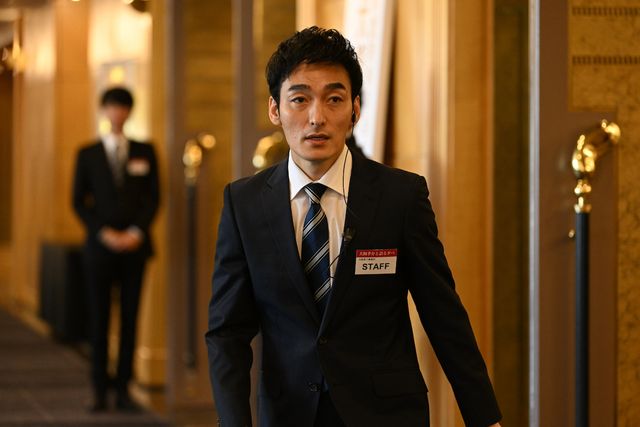 草なぎ剛主演「罠の戦争」第1話の場面カット（2枚目）