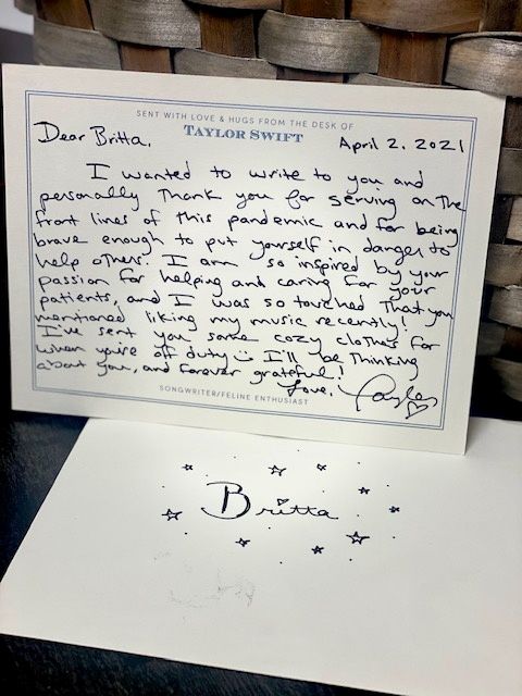 4月16日、米歌手テイラー・スウィフトが、新型コロナウイルスのパンデミック（世界的な大流行）の最前線で戦う米国人看護師に感謝のサプライズギフトを贈ったことがわかった。写真は看護師宛てのテイラーの手書きのメッセージ。提供写真