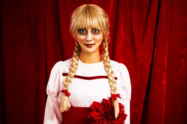 呪いの人形アナベルに成り切った夏菜（3枚目）