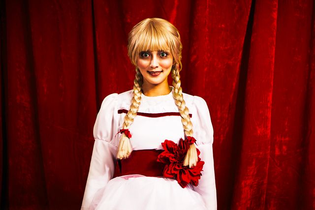 呪いの人形アナベルに成り切った夏菜（4枚目）