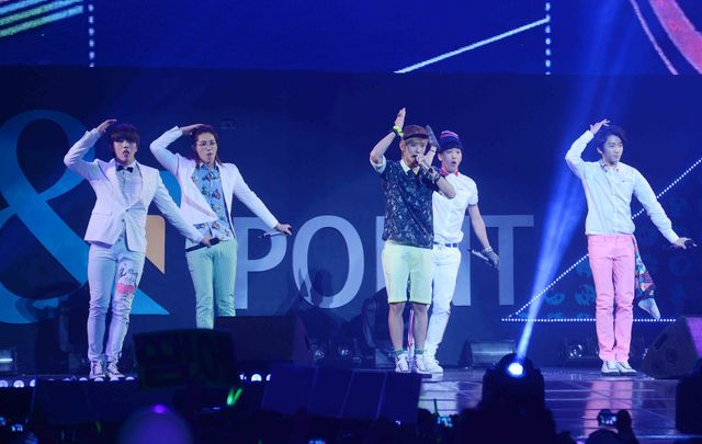 BEAST、B1A4、4Minute、2NE1のステージにファン熱狂！「GS＆CONCERT 2013」写真ギャラリー（3枚目）