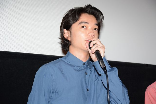 笑ってます…よね!?染谷将太＆黒川芽以、主演映画『ドライブイン蒲生』初日舞台あいさつ写真ギャラリー（3枚目）