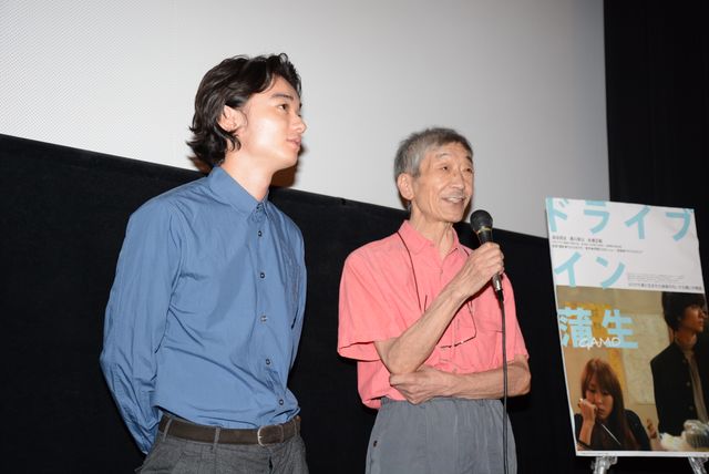 笑ってます…よね!?染谷将太＆黒川芽以、主演映画『ドライブイン蒲生』初日舞台あいさつ写真ギャラリー（7枚目）