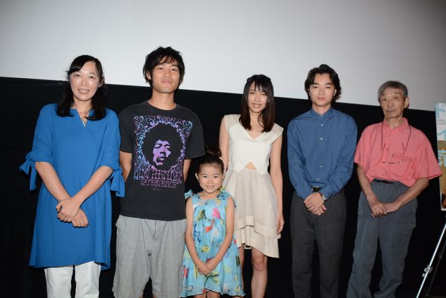 笑ってます…よね!?染谷将太＆黒川芽以、主演映画『ドライブイン蒲生』初日舞台あいさつ写真ギャラリー（10枚目）