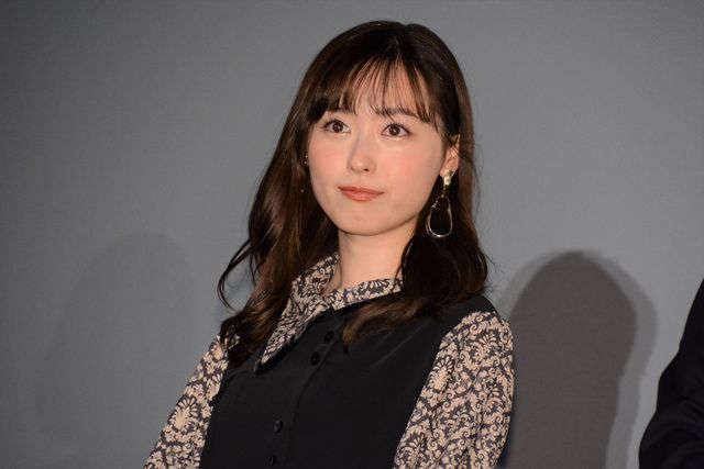 杉野遥亮＆福原遥、手を振る姿もカワイイ…！『羊とオオカミの恋と殺人』初日舞台あいさつ（2枚目）