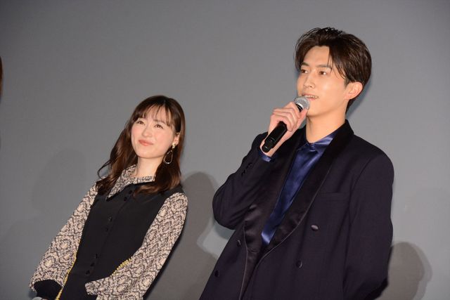 杉野遥亮＆福原遥、手を振る姿もカワイイ…！『羊とオオカミの恋と殺人』初日舞台あいさつ（3枚目）