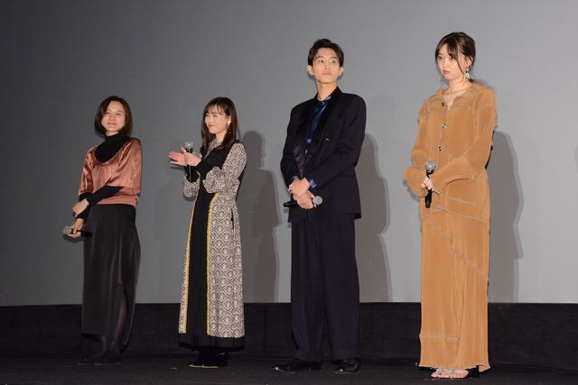 杉野遥亮＆福原遥、手を振る姿もカワイイ…！『羊とオオカミの恋と殺人』初日舞台あいさつ（7枚目）