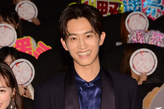 杉野遥亮＆福原遥、手を振る姿もカワイイ…！『羊とオオカミの恋と殺人』初日舞台あいさつ（11枚目）