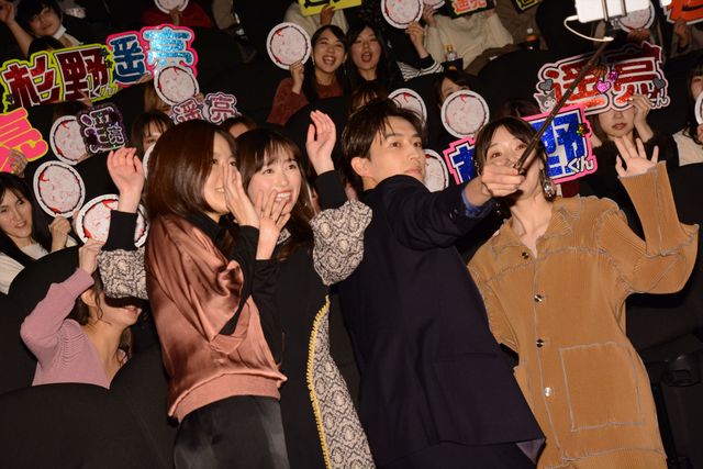 杉野遥亮＆福原遥、手を振る姿もカワイイ…！『羊とオオカミの恋と殺人』初日舞台あいさつ（14枚目）