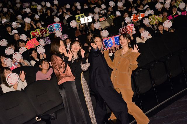 杉野遥亮＆福原遥、手を振る姿もカワイイ…！『羊とオオカミの恋と殺人』初日舞台あいさつ（15枚目）