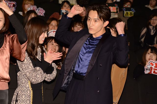 杉野遥亮＆福原遥、手を振る姿もカワイイ…！『羊とオオカミの恋と殺人』初日舞台あいさつ（16枚目）