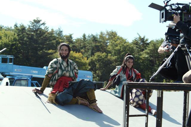 笑顔がいっぱい！『八犬伝』メイキング写真＜全14枚＞（3枚目）