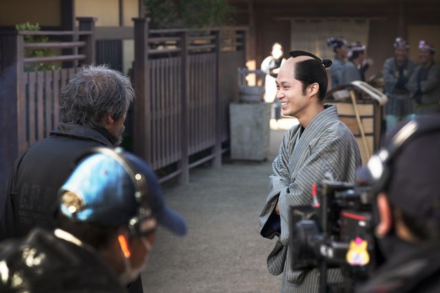 笑顔がいっぱい！『八犬伝』メイキング写真＜全14枚＞（7枚目）
