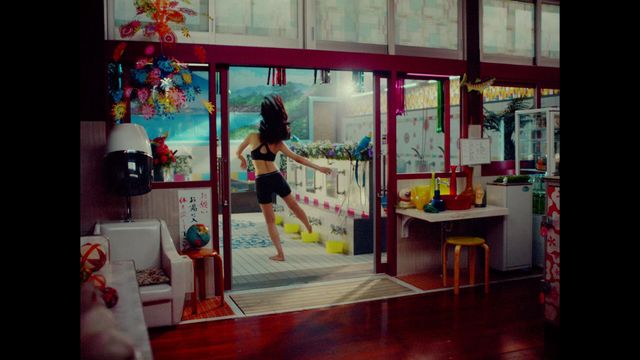 長澤まさみが生着替え、美ボディー披露、湯船にダイブ！（4枚目）