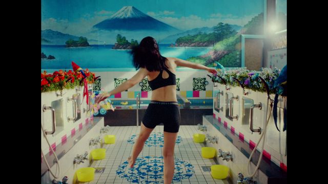 長澤まさみが生着替え、美ボディー披露、湯船にダイブ！（5枚目）