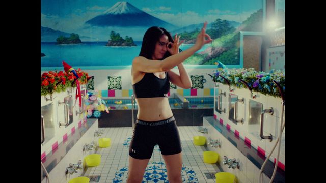 長澤まさみが生着替え、美ボディー披露、湯船にダイブ！（6枚目）