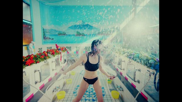 長澤まさみが生着替え、美ボディー披露、湯船にダイブ！（7枚目）