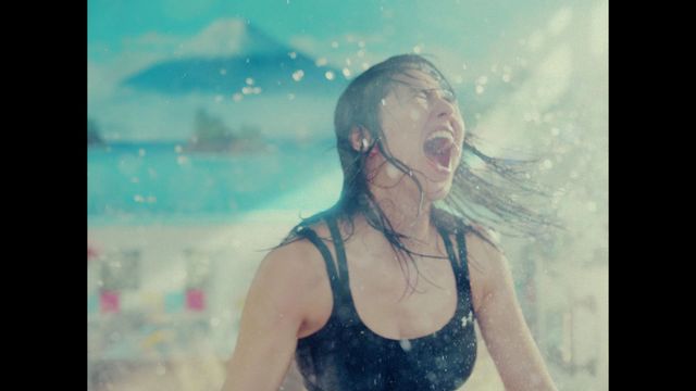 長澤まさみが生着替え、美ボディー披露、湯船にダイブ！（8枚目）