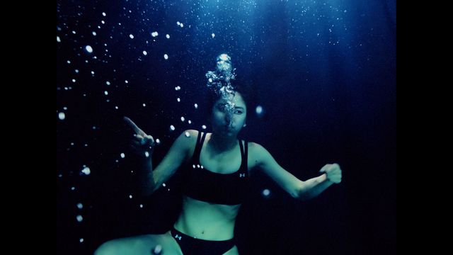 長澤まさみが生着替え、美ボディー披露、湯船にダイブ！（15枚目）