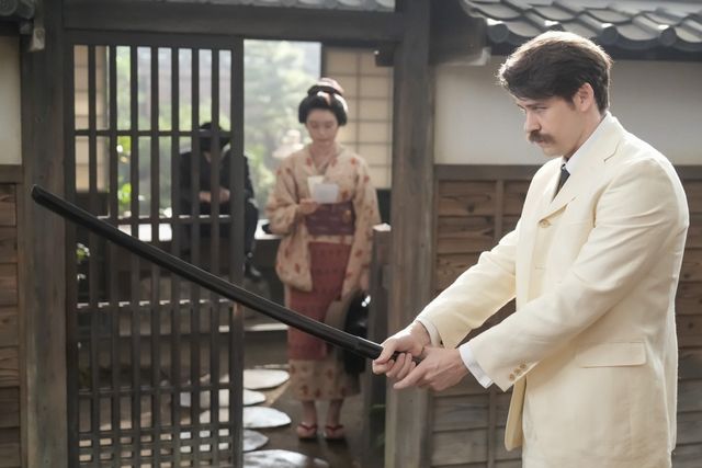 真剣な表情の錦織（吉沢亮）…朝ドラ「ばけばけ」第8週「クビノ、カワ、イチマイ。」第38回（5枚目）